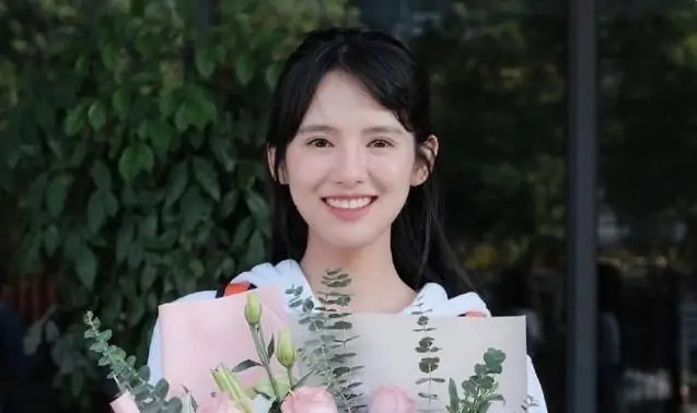 扮演张雪儿的演员名叫鹤男,是一位新人演员,人气并不高,出道后也参演