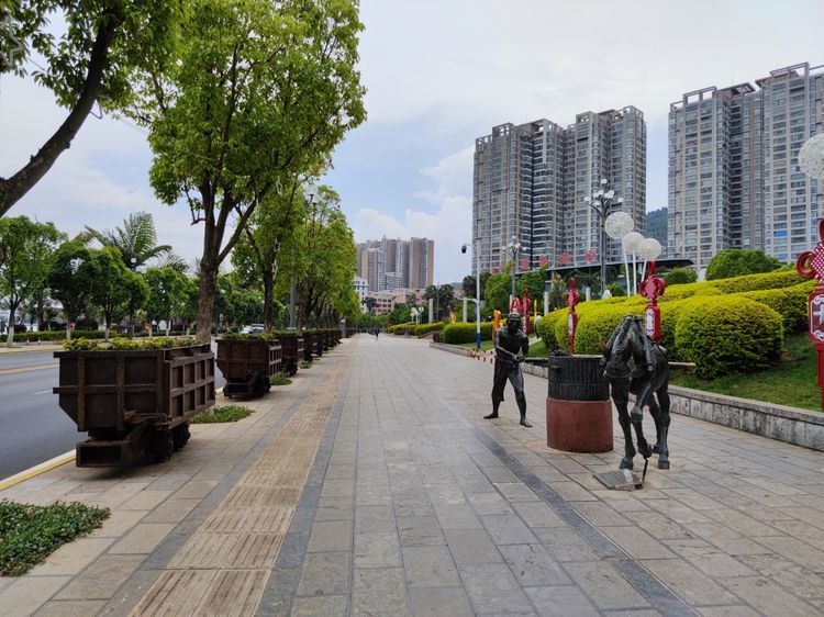 锡产业寸轨铁路小火车展示云南个旧金湖边的风景有特色