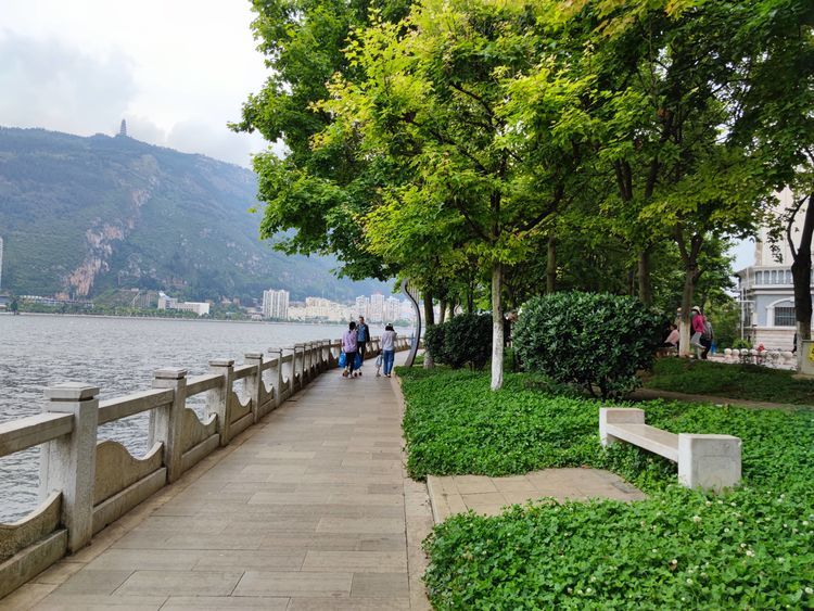 锡产业寸轨铁路小火车展示云南个旧金湖边的风景有特色