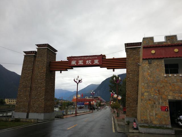 其中最著名的当属米堆冰川,米堆冰川位于波密县玉普乡境内,距县城103