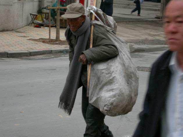 男子每天给拾荒老人两个包子半年后老人去领包子进门后报了警