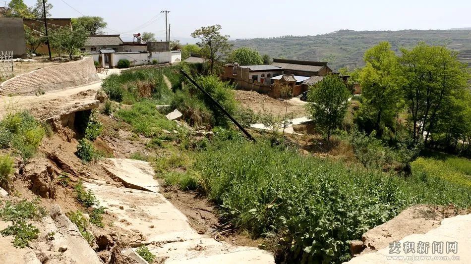 成少平带队就渭南镇刘沟村地质灾害隐患治理工作进行现场调研办公