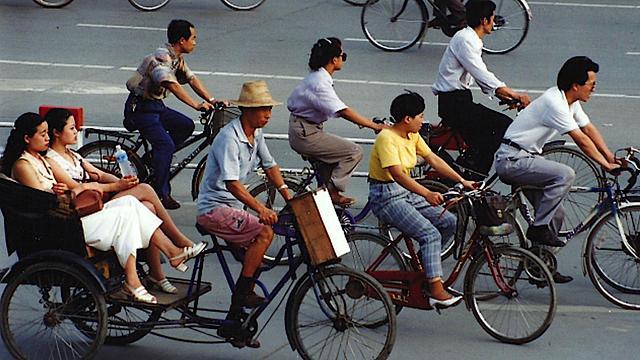 【北京市豐臺區交通路口,正在執勤的警察;1992年.