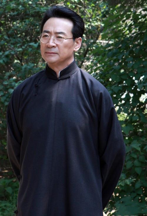 65岁老戏骨寇振海容颜十分年轻小21岁娇妻比丈夫还显老