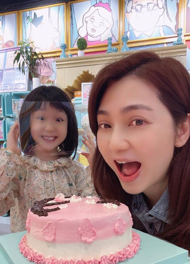 洪欣7岁女儿久违现身,荷叶边碎花裙系着小围裙做蛋糕,清秀甜美_腾讯