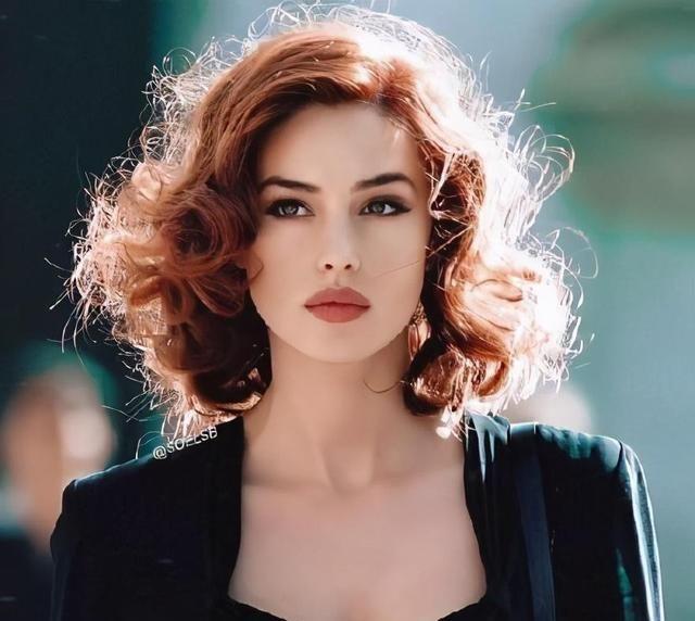 气质美女莫妮卡贝鲁奇查理兹塞隆穿西装最美的女人