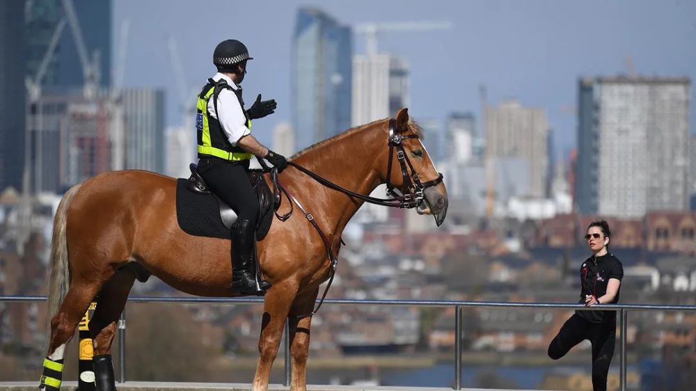 伦敦骑警提醒户外运动的当地民众戴上口罩根据彭博社疫苗数据,全球