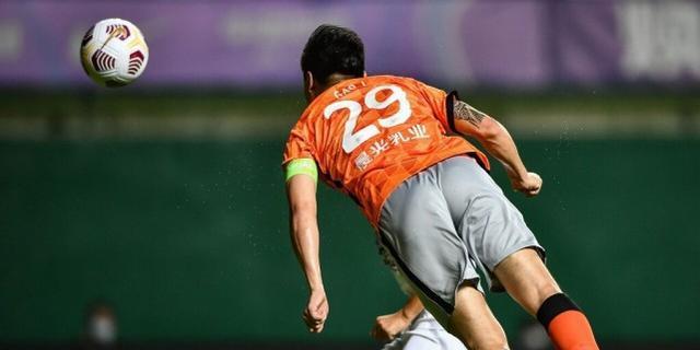 仅仅1分钟之后山东泰山队扩大优势,吴兴涵下底传中,郭田雨头球攻门为