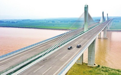 车辆在运(城)(灵)宝高速公路黄河大桥行驶.
