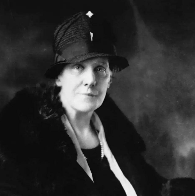 现代母亲节最早的发起人是美国妇女安娜·玛丽·贾维斯.