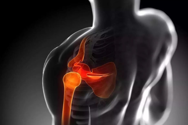 肩膀疼痛,以为只是疲劳过度?也许和这4种疾病有关,要及时筛查