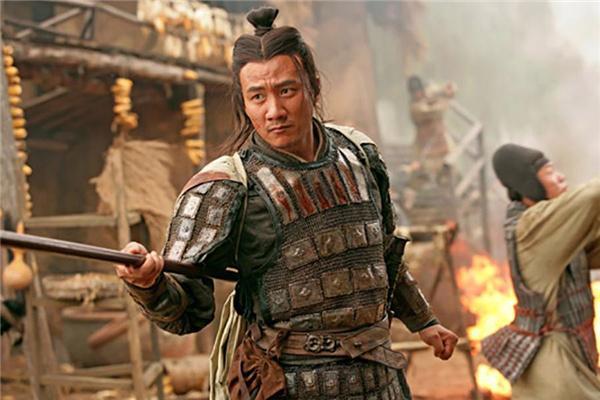 朱元璋批奏折到深夜,宫女端来一碗热粥,朱元璋:粥留下,人斩了