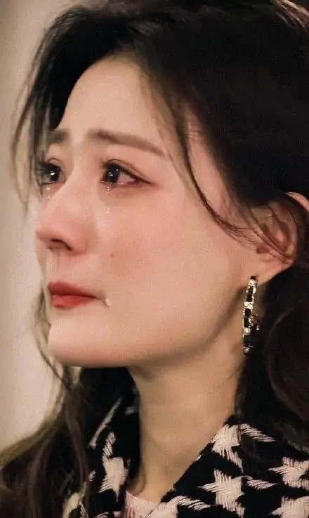 机场等候她因为担心其安危,急得直落泪,徐璐用一颗一颗眼泪掉落的方式