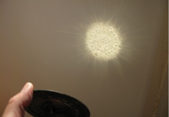 第三件文物就是西汉的透光镜.