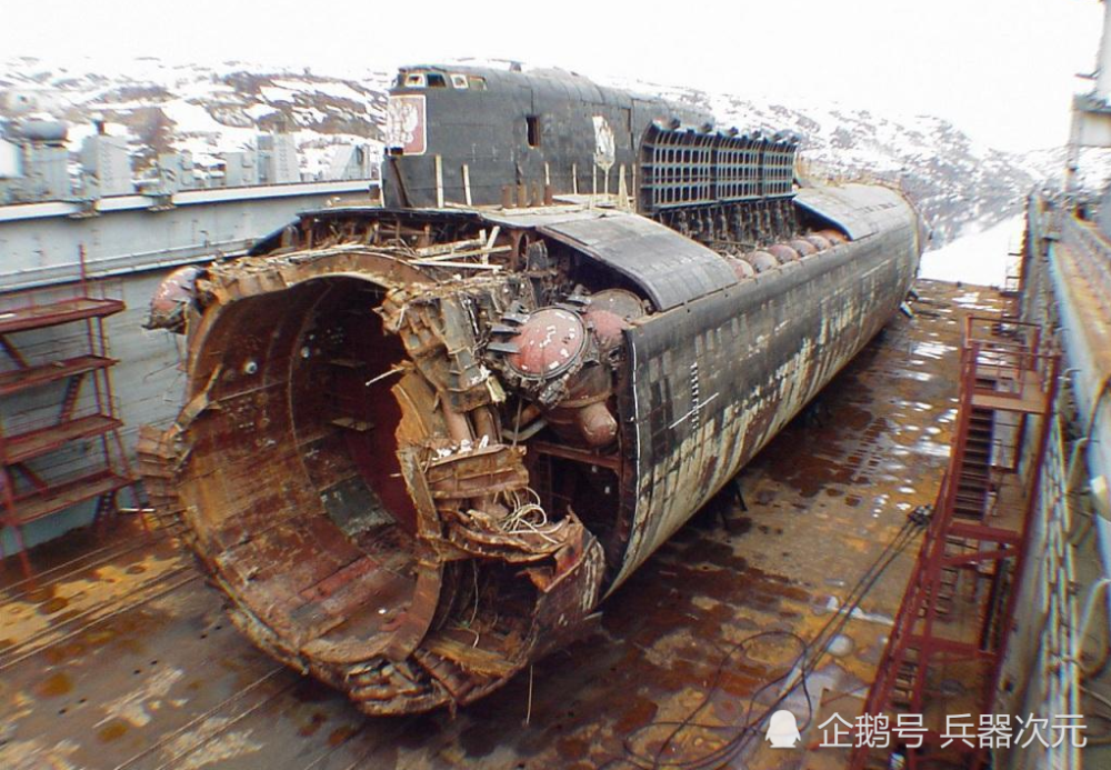 成功打捞的库尔斯克号核潜艇残骸而库尔斯克号核潜艇的沉没则是另一个
