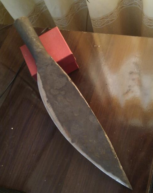 杀猪刀在平常家庭中是不常见的,通常就只有屠户才会有这样的工具.