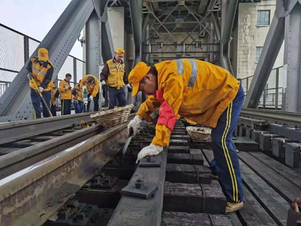 修,他们将利用35个"天窗点",完成明桥面整治,桥枕及护木更换等任务