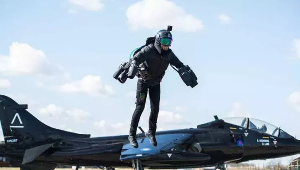 据环球时报援引外媒报道,英国海军陆战队近日公布了士兵使用单兵飞行