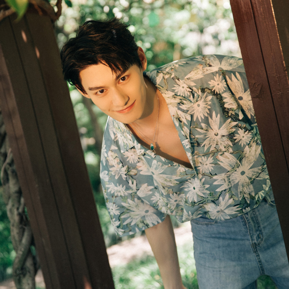 肖战与陈情令主创聚餐导演陈家霖陪伴干饭人人设不倒