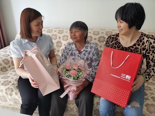 戴上丝巾穿上新衣这位农民姆妈圆梦母亲节