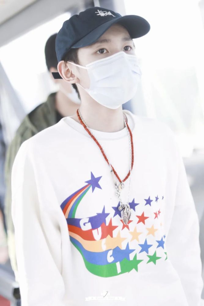 快看王源gucci少年出没白色运动休闲造型简约而不简单