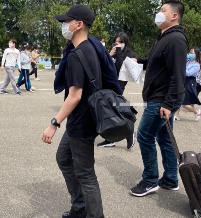 曝朴灿烈入伍高清照痘痘变多皮肤暗沉五官没变化却遮不住疲惫