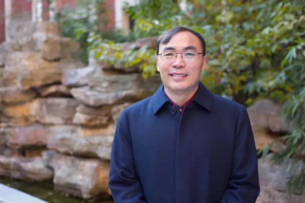 幸福的摆渡人,为教育发展蓄势;建真言,他是坚实的砥柱,甘做教师引路人