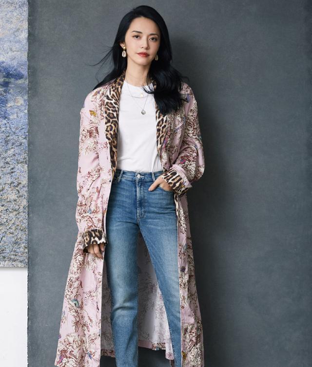 姚晨大胆挑战性感豹纹衬衫搭配微喇牛仔裤效果竟意外高级