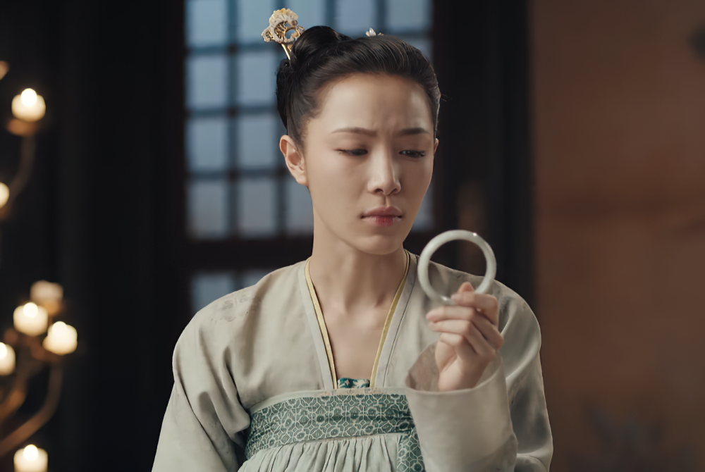 一开始傅音以为陆汉星是自己的杀母仇人,所以在背