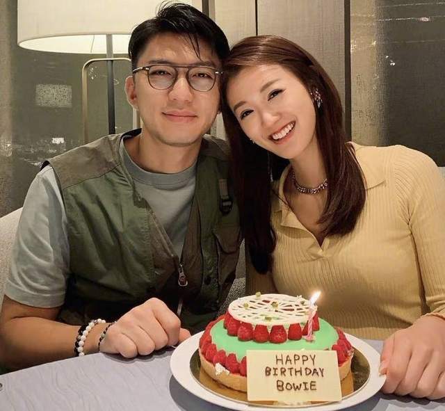 不少网友又开玩笑打趣道:岑杏贤终于赢了袁伟豪一次!