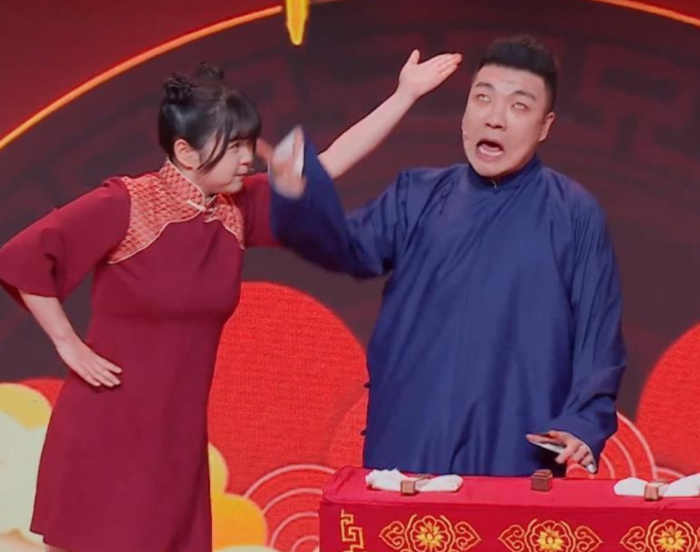 卢鑫玉浩也是送上了花篮和祝福,当年,郭德纲三次邀请两位加入德云社