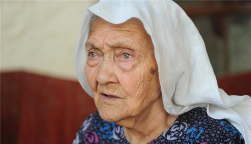 新疆第一长寿老人现134岁高龄最爱喝冷水一顿能吃10个肉包