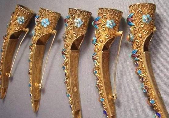 作为清宫中的一线时尚品,护甲不仅是代表时尚和高贵,还暗藏玄机