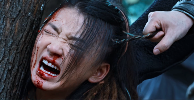 征途金刚小妹可怜的孩纸被人扎腿薅头发扎后背