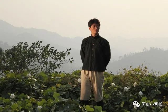 暢飲完畢後,瞿秋白緩步走出中山公園,手持香菸,沿途用俄語大唱國際歌.