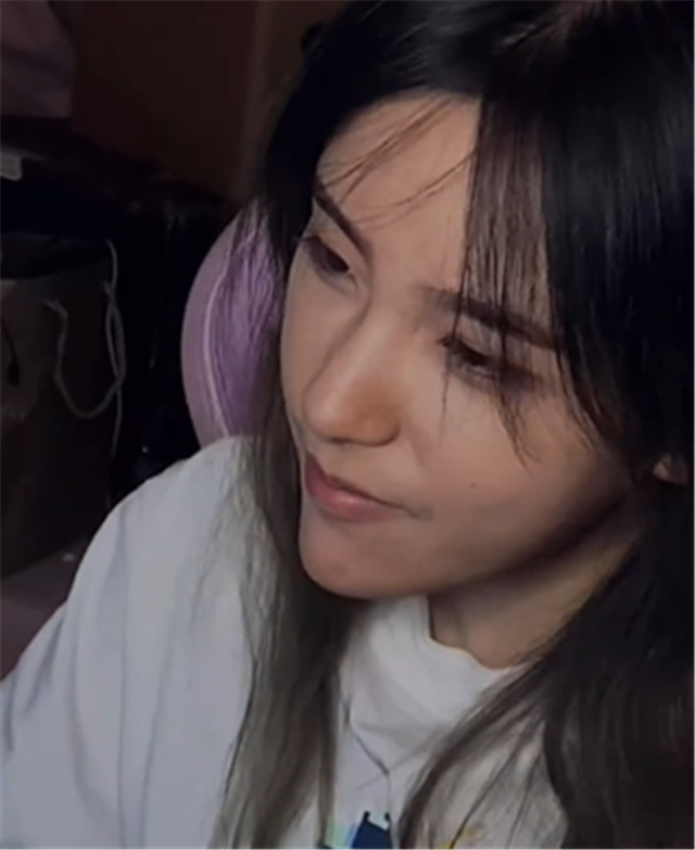 rita素颜拍视频黑色长袜有点难顶粉丝却发现她脸上长了胡子