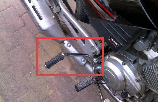 带"脚蹬"启动的摩托,难道是假电喷?