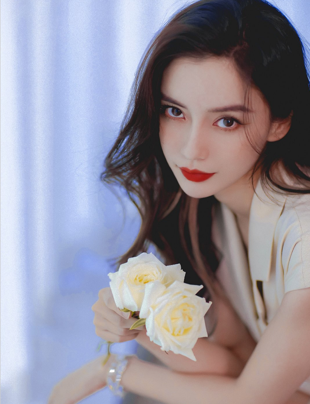 baby带儿子玩游戏被拍小海绵正面照曝光肉嘟嘟的小脸超可爱