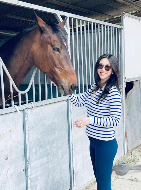 朱珠挺大肚拍母亲节写真,轻抚孕肚尽显浓浓母爱