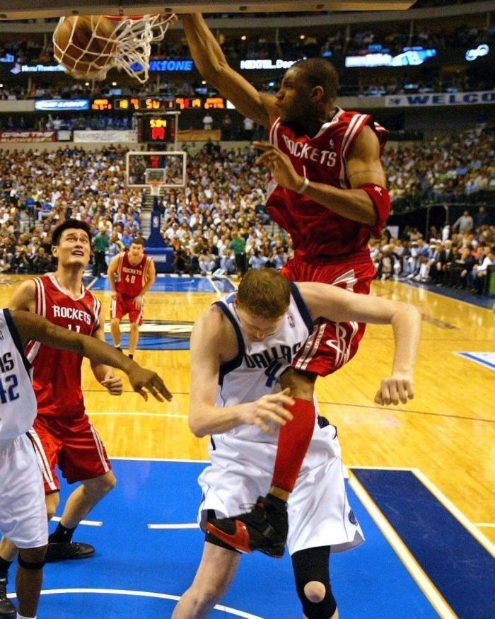 布拉德利 NBA历史4大经典隔扣瞬间：科比骑扣霍华德，榜首堪称篮坛“绝唱”！