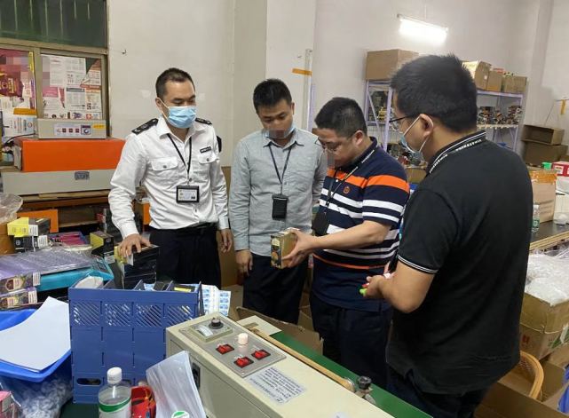 深圳一社区里藏无证加工厂造假冒电子烟,查封!_腾讯新闻