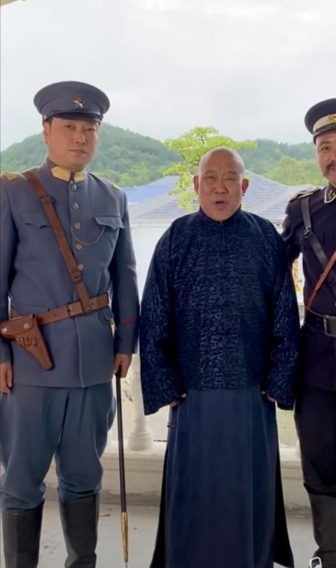 杜旭东在视频中站在两个演员中间,笑容满面,精神状态非常不错,但身旁