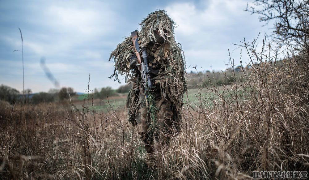 法国第35步兵团精确射手训练手持frf2步枪身穿吉利服隐蔽潜行