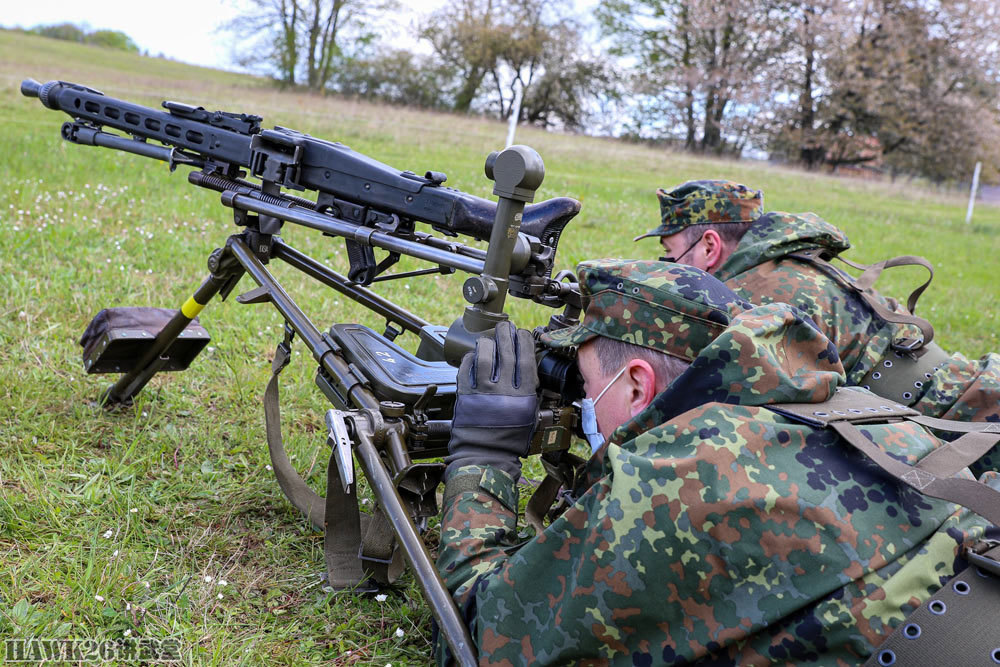德军预备役士兵综合射击训练 老大爷操作mg3机枪 动作仍很利索_腾讯