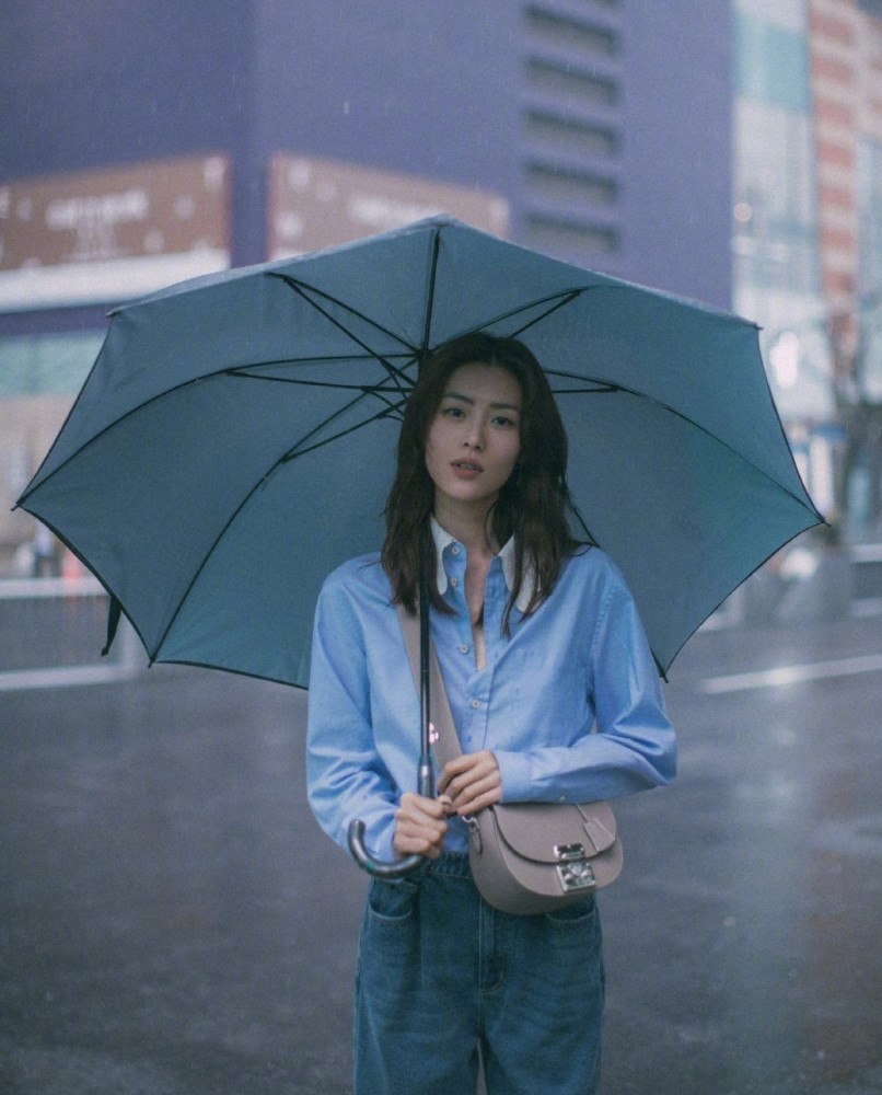 这个夏天离不开衬衫!刘雯穿蓝衬衫配牛仔裤,简约不失优雅美丽