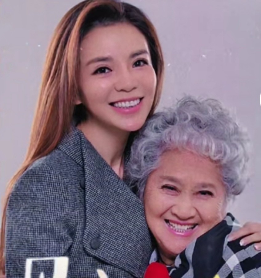 朱迅晒84岁妈妈旧照,颜值惊艳不输女明星,今头发花白富态十足_腾讯