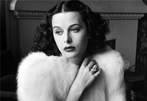 她是世界上最美的女人,被誉为"wifi之母",一个吻值3.5亿美元