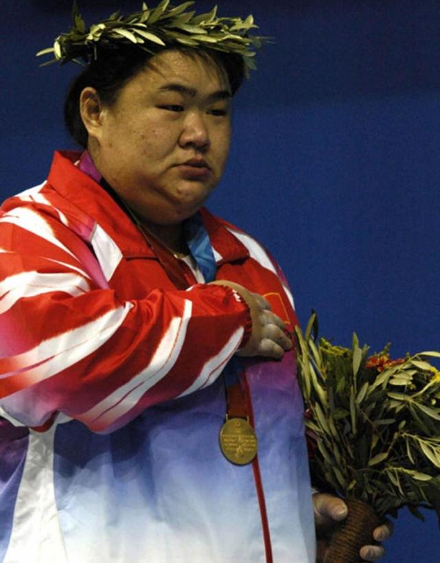 唐功红是我国著名举重运动员,也是世界举重奥运冠军.