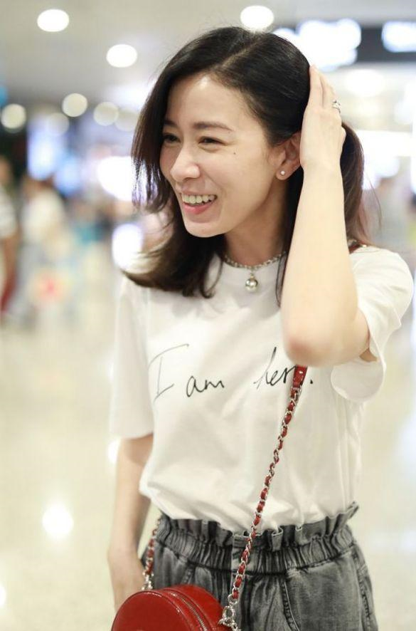 再来就是佘诗曼的发型啦,其实她这种短发是很简约的长度.