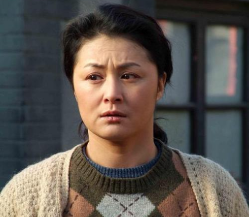 她是赵本山捧红的"谢大脚",年轻时有多美?网友:比陈红都美